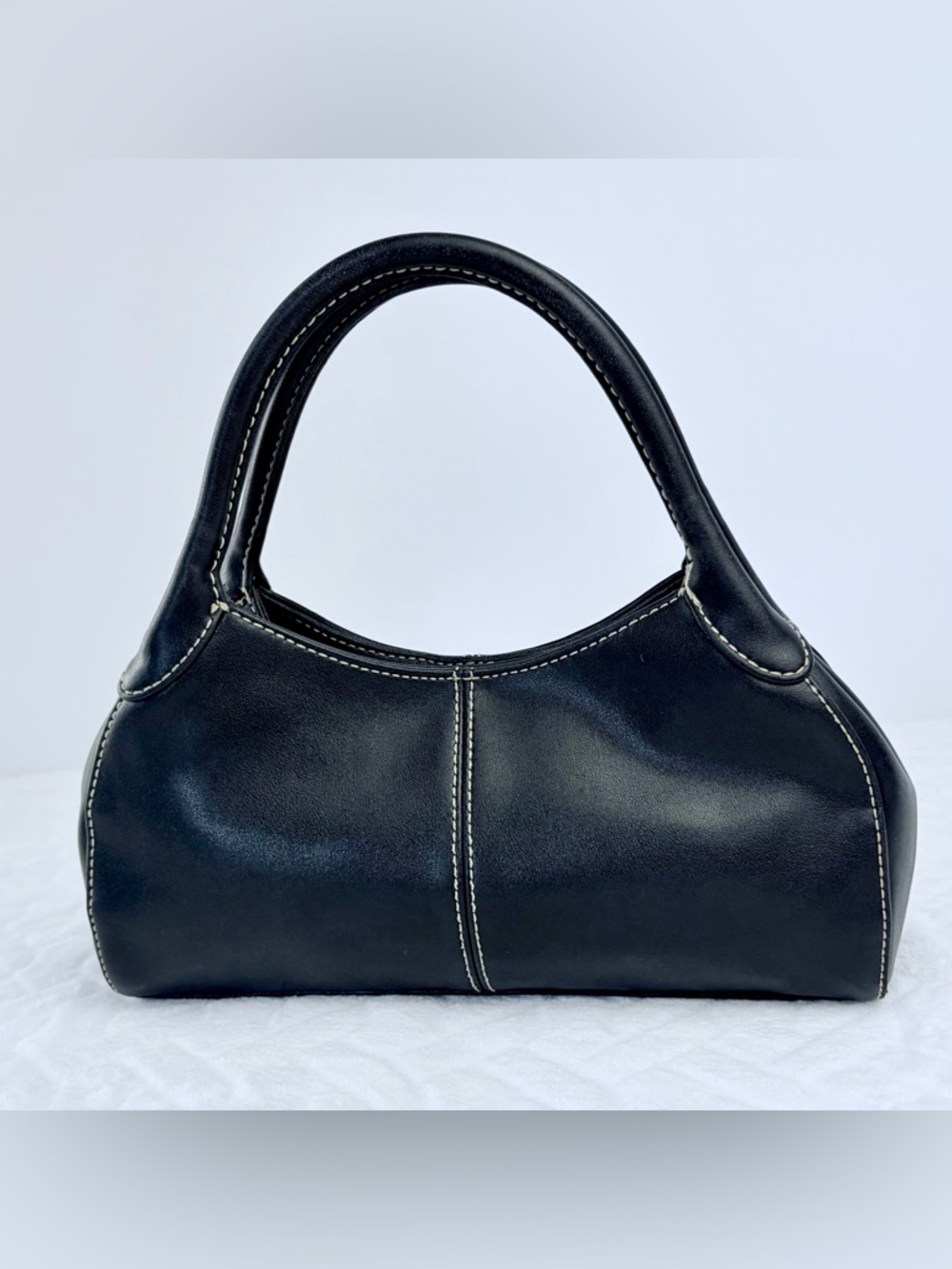 Vintage 90s Charter Club Black baguette 
90s minimalism with contrast stitching